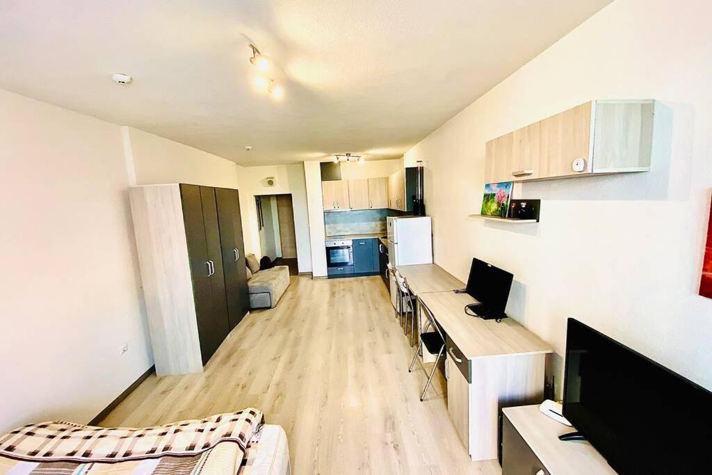 Large Studio In Studentski Grad With Huge Terrace Apartamento Sofía Exterior foto